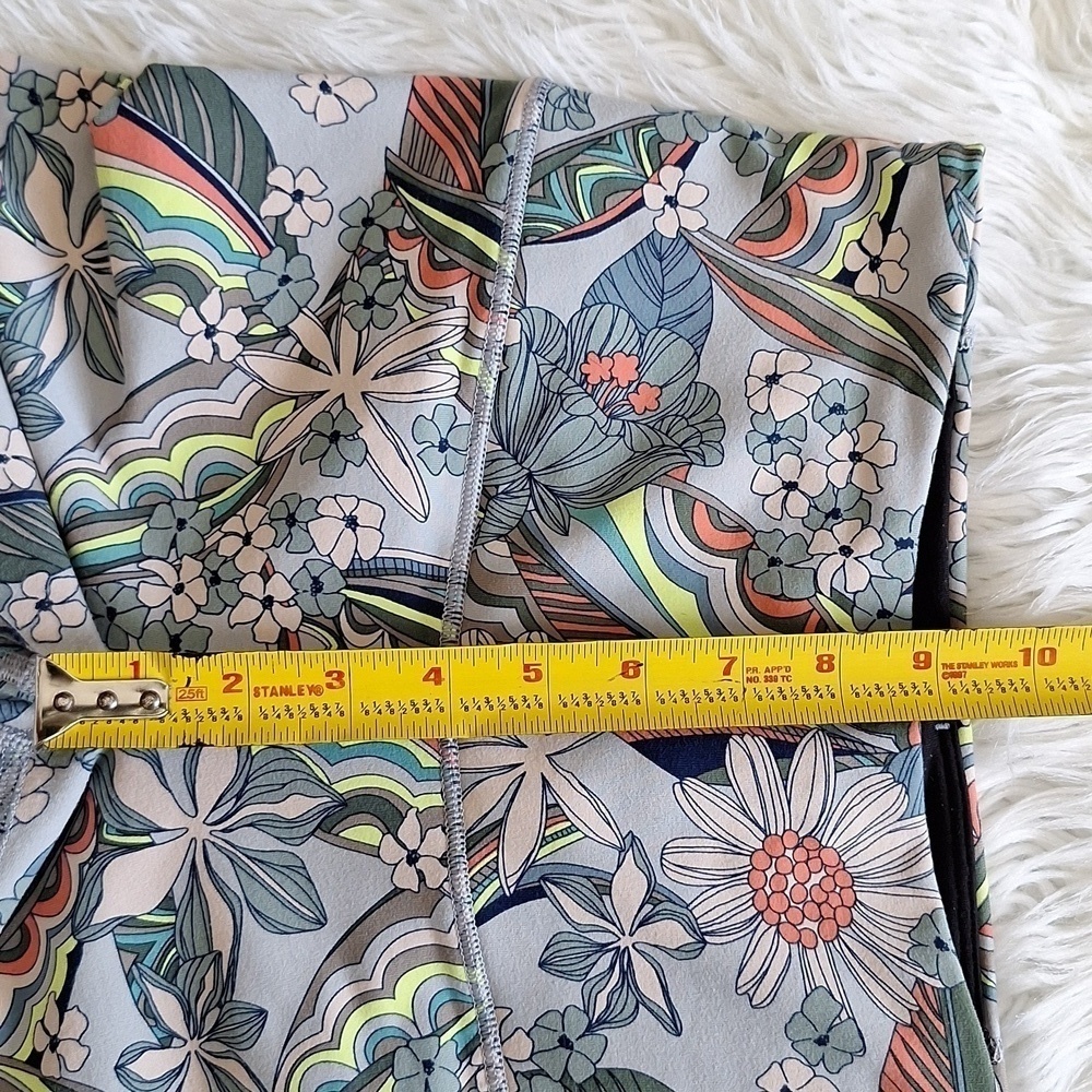 Victoria’s Secret Sport Knockout Vibrant Floral Capri Leggings - Picture 12 of 13